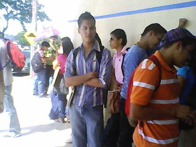 Jovenes estudiantes que aspiran a estudiar en la UNI van a la prueba que define su futuro profesional